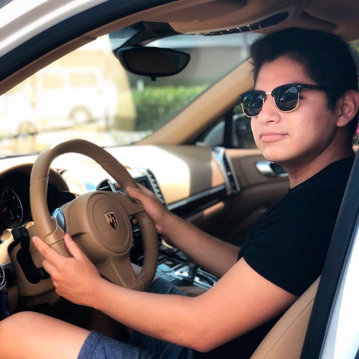 Daniel Enrique en un coche