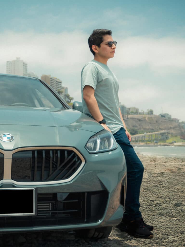 Daniel enrique con su auto